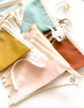 Charger l'image dans la galerie, Guirlande de fanions BICOLORE : Lin NATUREL et coton COULEUR unie