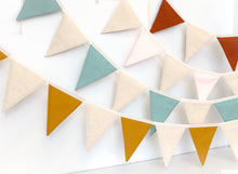 Charger l'image dans la galerie, Guirlande de fanions BICOLORE : Lin NATUREL et coton COULEUR unie