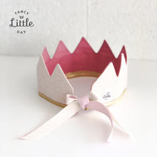 Charger l'image dans la galerie, Couronne de fête réversible et ajustable : en tissus Lin naturel et coton VIEUX ROSE. Finition or. ajustable et réutilisable.