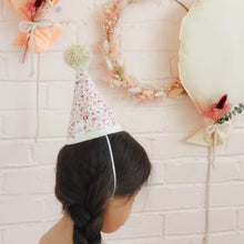 Charger l'image dans la galerie, Chapeaux fête en tissus fleuri. Adorable et réutilisable.  Chapeau pointu et pompon de laine. Birthday hat, Party Shop. Articles de fête.