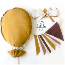 Load image into Gallery viewer, Kit de décoration couronne , ballon et guirlande personnalisée. Décoration de fête unisexe et réutilisable. Birthday kit