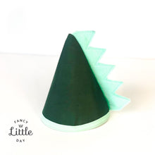 Charger l'image dans la galerie, Chapeaux fête DINO en tissus et feutrine . Unisexe et réutilisable.  Chapeau pointu dinosaure. Birthday hat, Party Shop. Articles de fête