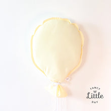 Charger l'image dans la galerie, Ballons muraux de fête JAUNE PÂLE: ballon de baudruche en tissus pour décorer. Fancy Little Day