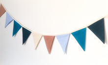 Charger l'image dans la galerie, Guirlande de fanions : en lin et coton. Décoration de fête réutilisable. Birthday Party Shop. Bannière sans inscription