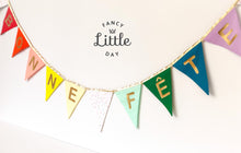 Charger l'image dans la galerie, Guirlande de fanions : ÉTOILES et ARC-EN-CIEL