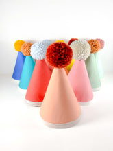 Charger l'image dans la galerie, Chapeau de fête multicolor : COULEUR ET POMPOM au choix
