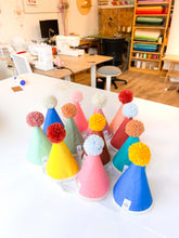 Charger l'image dans la galerie, Chapeau de fête multicolor : COULEUR ET POMPOM au choix
