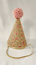 Charger et lire la vidéo dans la visionneuse de la Galerie, Chapeau de fête FLEURS Vintages
